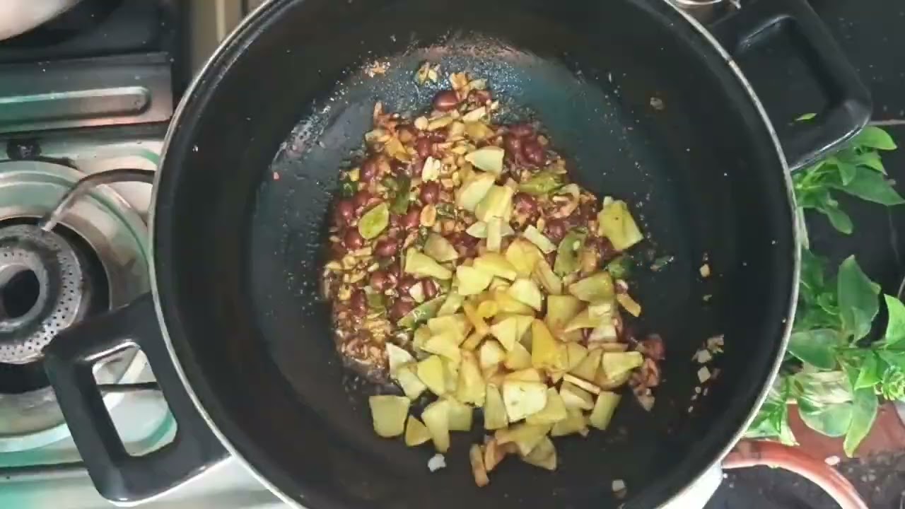 ​"Poha tab tak adhura hai, jab tak uspar dher saari sev aur nimbu na ho 🍋🥨