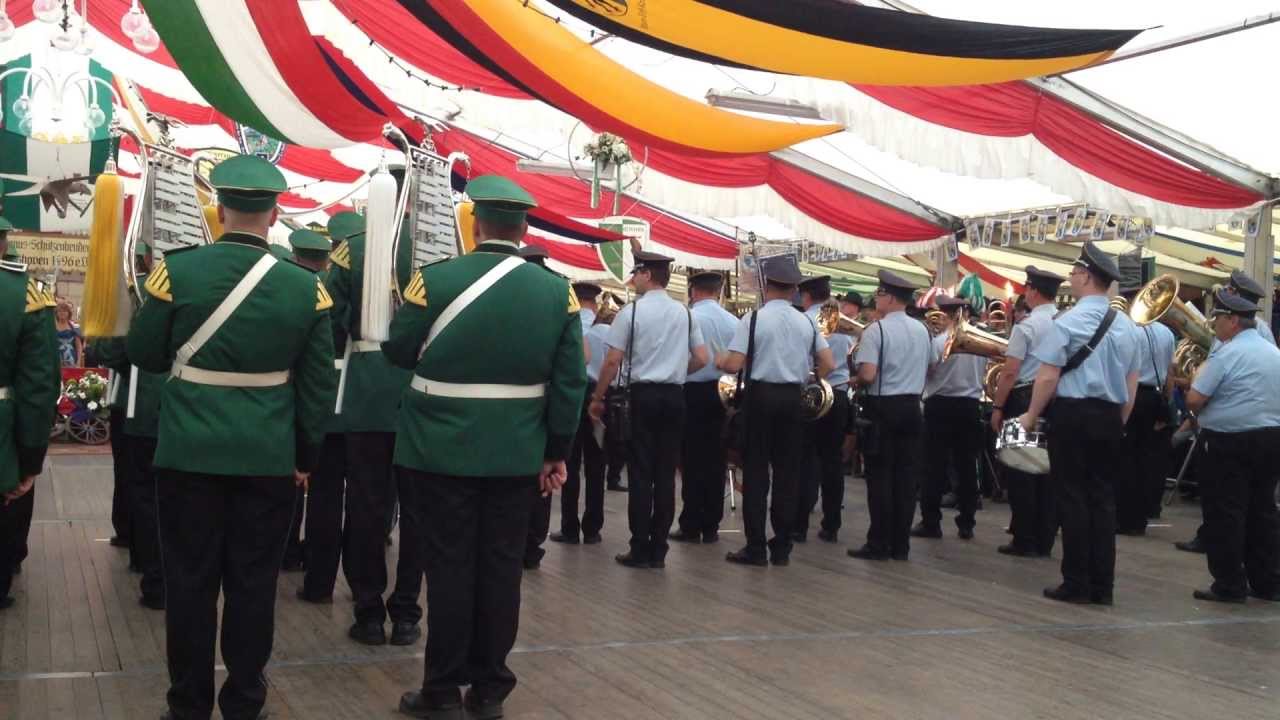 Aufmarsch zum Großen Zapfenstreich & Serenade in Königshoven 2013