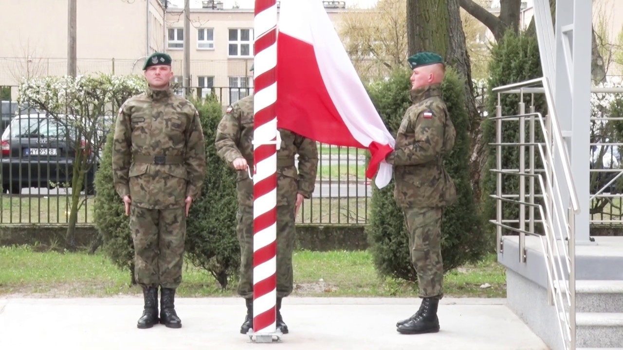 Opuszczenie flagi do połowy masztu