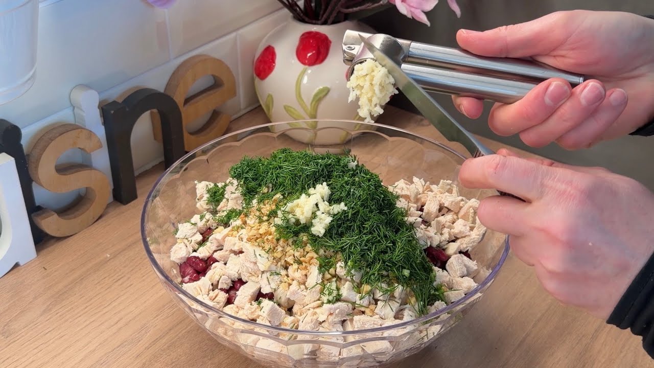 ЛЮБОВЬ С ПЕРВОЙ ЛОЖКИ. НУ ОЧЕНЬ ВКУСНЫЙ САЛАТ ИЗ ПРОСТЫХ ПРОДУКТОВ.