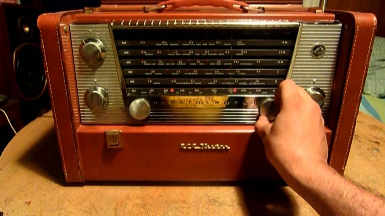 1956 RCA Victor Strato World Radio   Model 7 BX 10