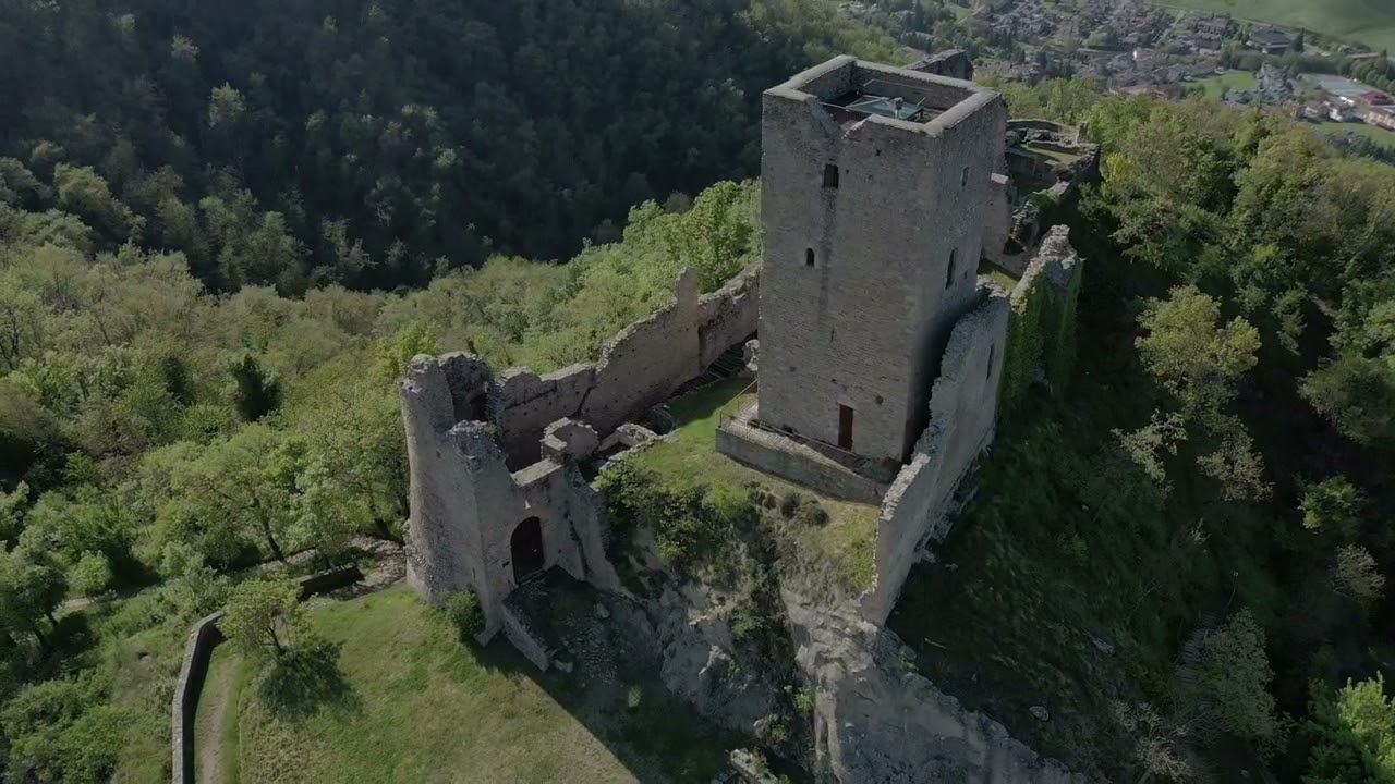 Visit Italy 🇮🇹 ,Castello di Carpineti , 🏰