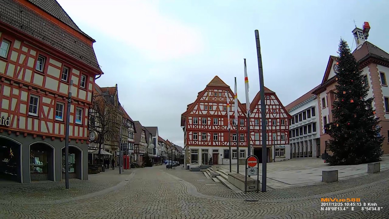 D: Große Kreisstadt Eppingen. Landkreis Heilbronn. Fahrt durch den Ort. Dezember 2017