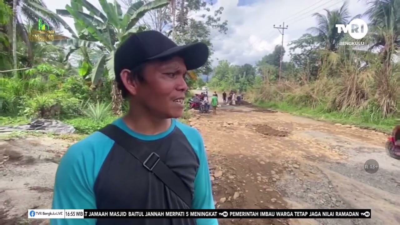 WARGA DI BENGKULU UTARA SWADAYA TIMBUN JALAN PROVINSI