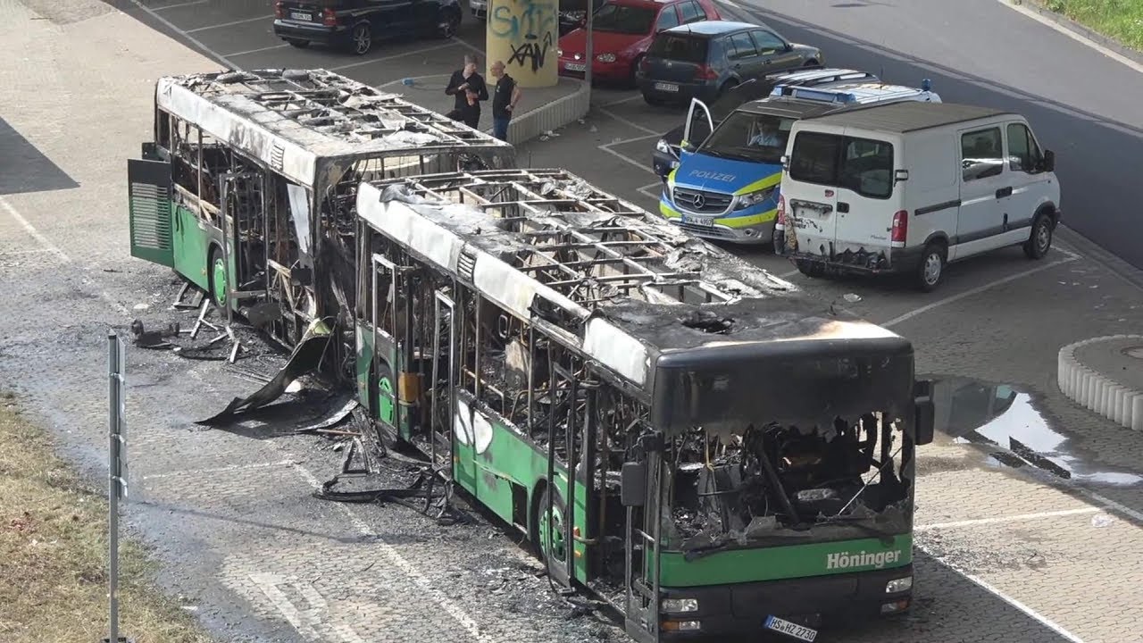 Gelenkbus vollständig ausgebrannt am Bahnhof Bad Honnef am 03.06.18