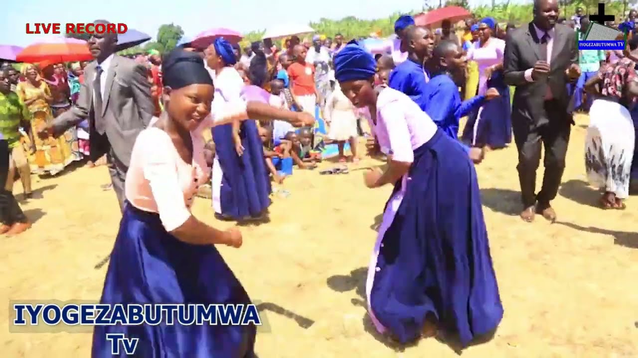 Siloamu choir ADEPR Tyazo baririmbye.Wamusarewee! ya Jehovah jireh choir barabyina ibitangaza biraba