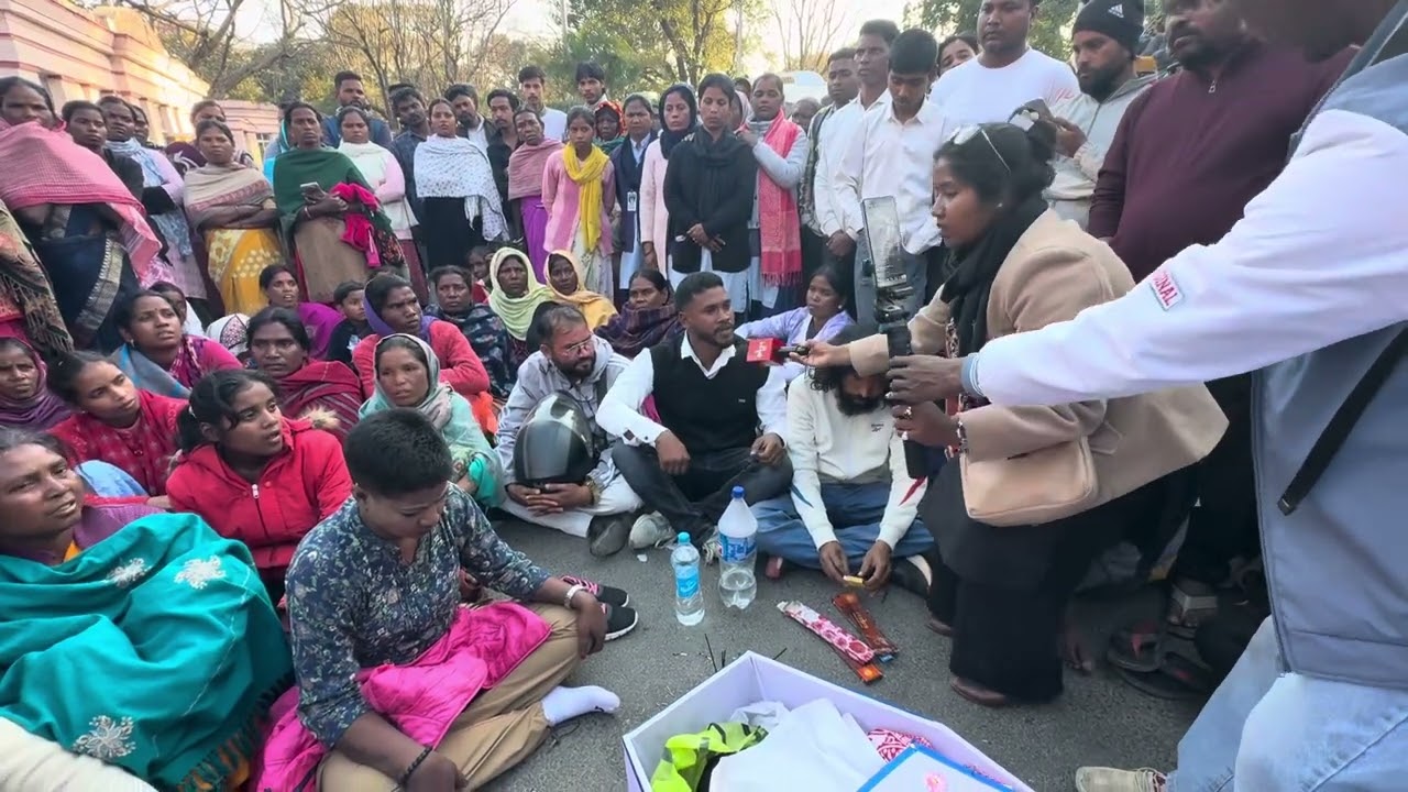 CIP कांके में मृतक के आश्रित को मुआवजा दिलाते हुए JLKM कांके से MLA प्रत्याशी रहें फुलेश्वर बैठा..🙏🙏