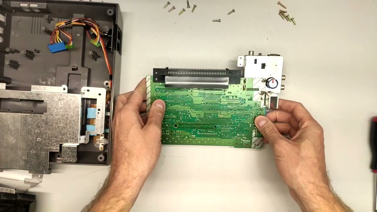Zaglądamy do premierowego Nintendo NES (NES-CPU-04)