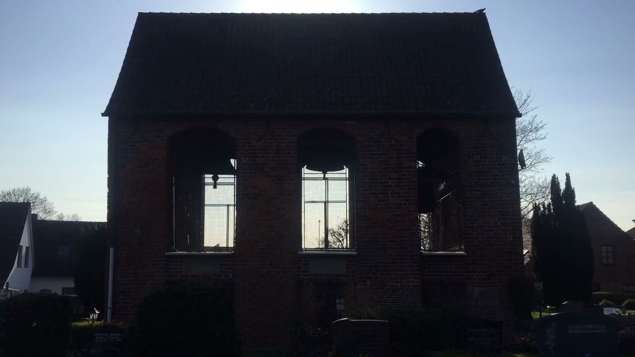 Wilhelmshaven-Sengwarden, evangelische Kirche St Georg. Einläuten des Sonntags.