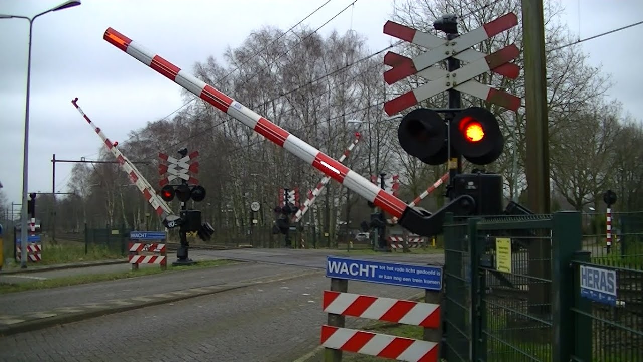 Spoorwegovergang Rosmalen // Dutch railroad crossing
