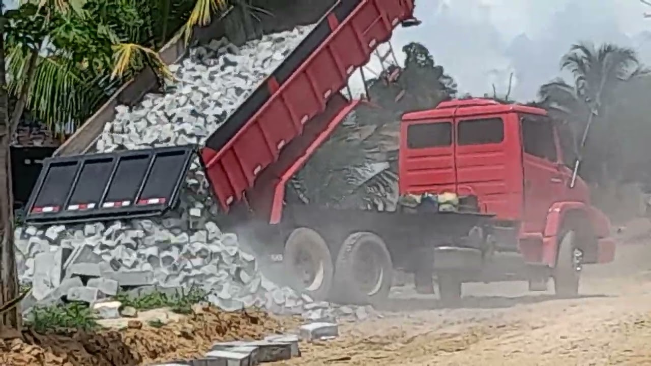 @EP#MotoristaFazDescarregamento DaCargaDoCaminhãoNaObrasRua.