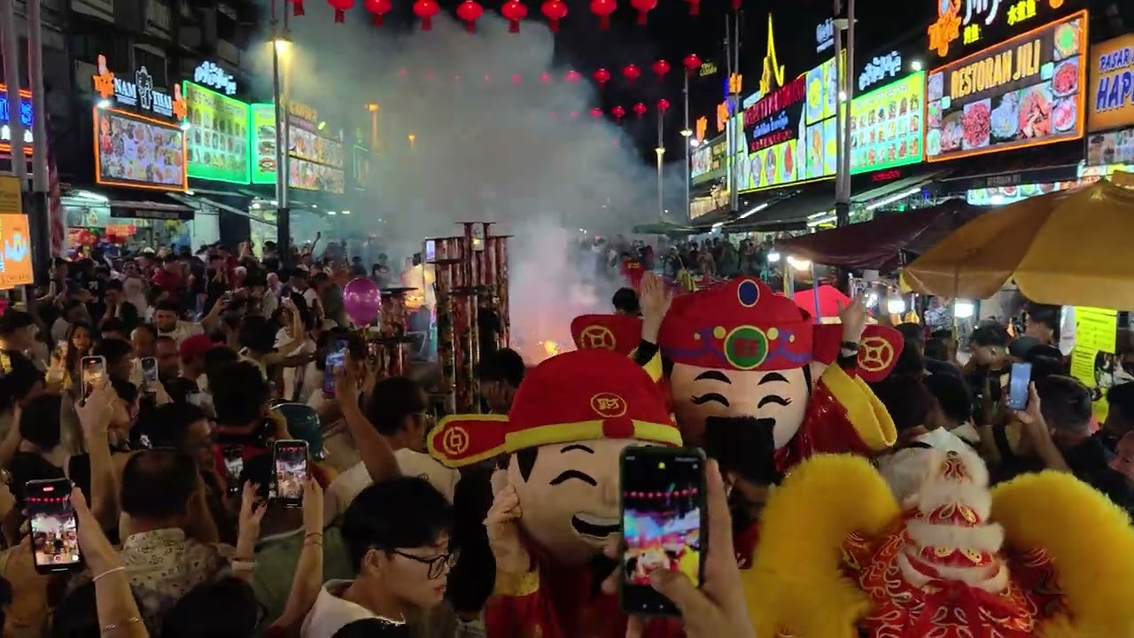 CNY2025 (Cap Go Meh) 舞狮舞龙闹元宵#32~  Fireworks Firecrackers @吉隆坡阿罗街 Jalan Alor, Kuala Lumpur