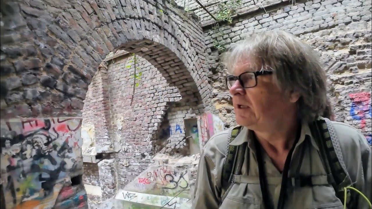 Verlassenes und verstecktes riesiges Fort  im Ur-Wald von Lüttich.