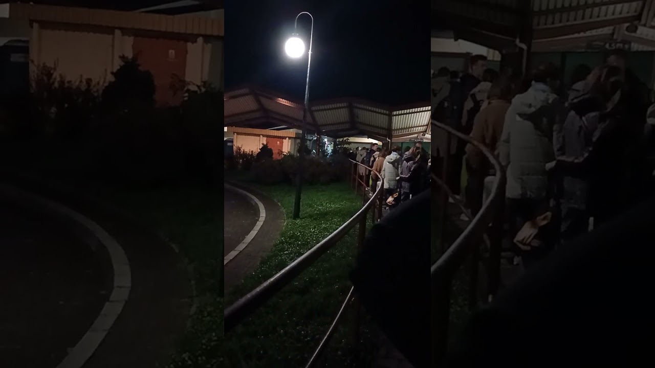 Черга на вокзалі (перевірка документів) на потяг Премишель-Київ