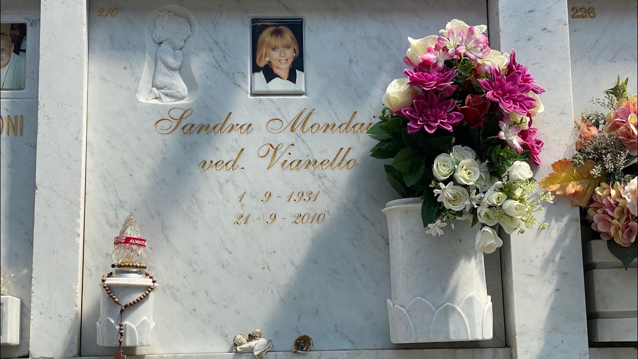 Tomba Sandra Mondaini (1931-2010). Alessandra. Vedova Vianello. Cimitero di Lambrate (MI). Attrice.