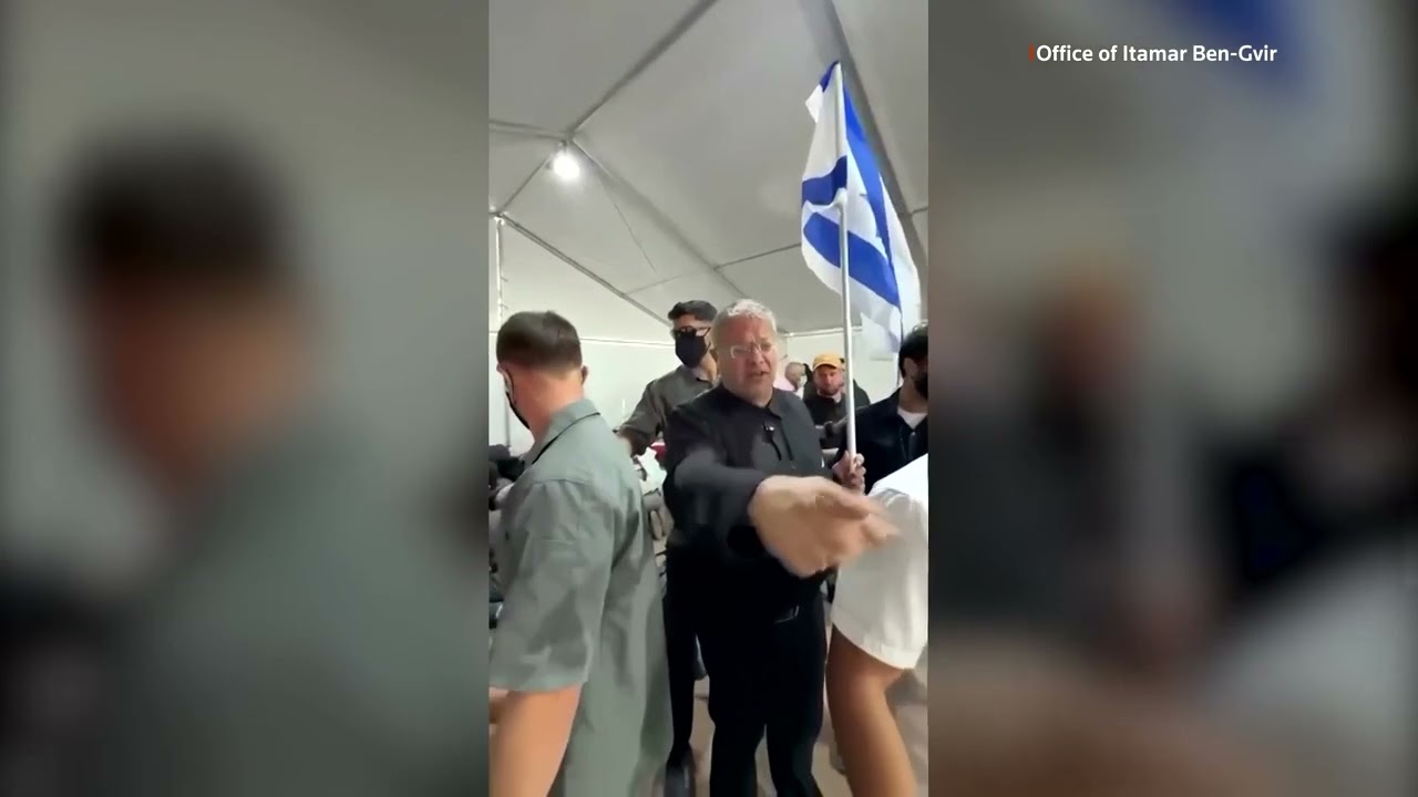 На видеозаписи, судя по всему, видно, как израильский президент Бен-Гвир насмехается над задержан...