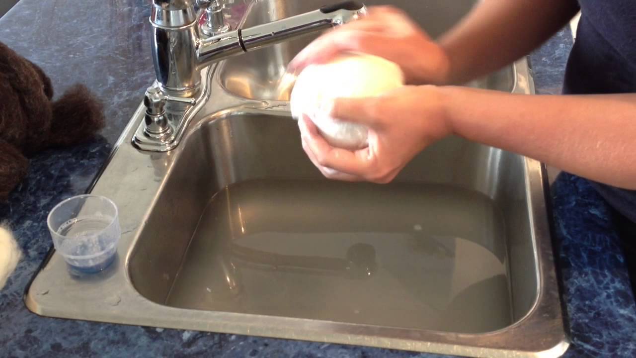 How to Make Felted Wool Dryer Balls, Cut laundry drying time by up to %40!