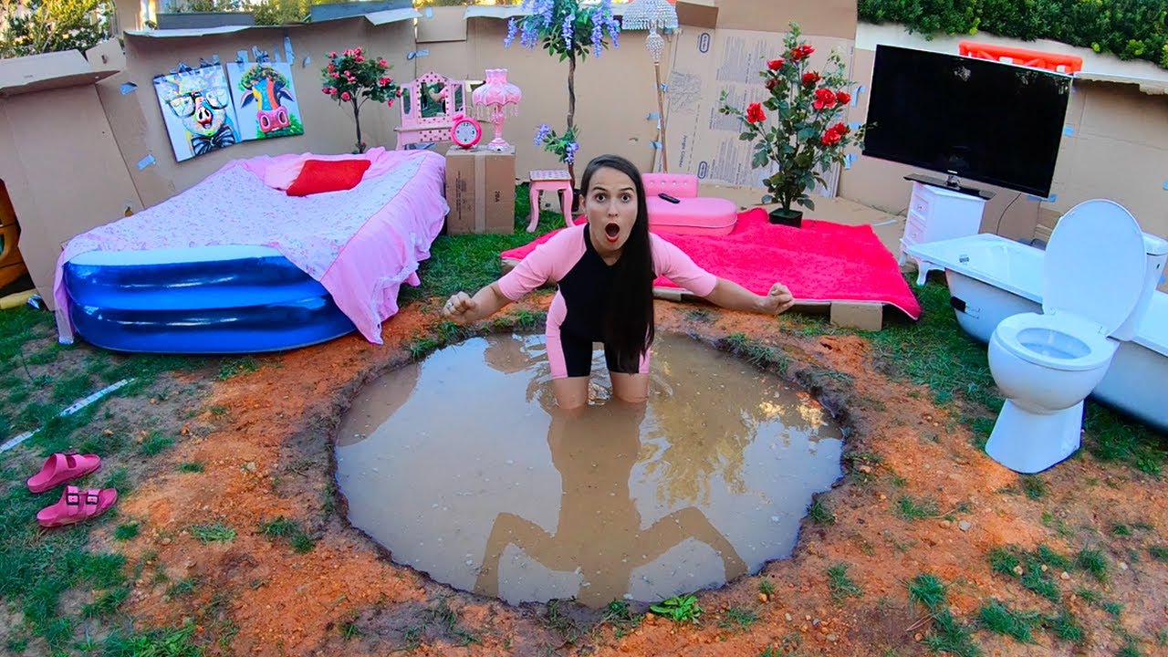 Casa de papel&atilde;o com piscina de lama no p&aacute;tio