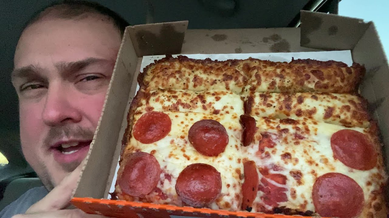 Обзор новых пицц Little Caesars в детройтском стиле (ломтики и палочки) за 4,99 доллара.