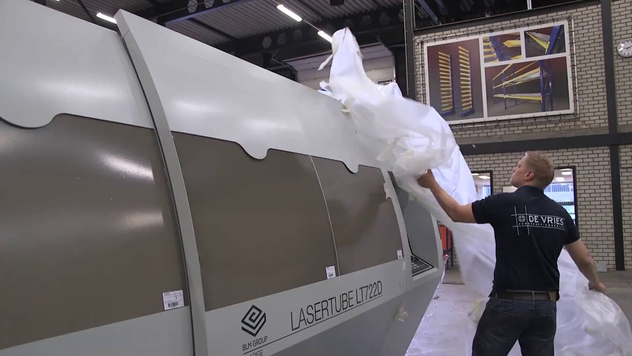 Plaatsen van de Adige LT722D buislasersnijmachine bij De Vries in Eindhoven.