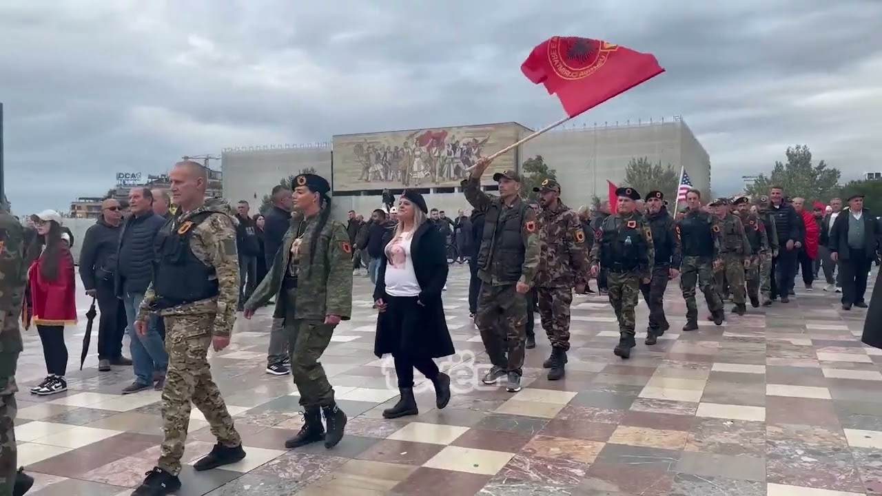 Imami nga Skenderaj lutet në Qabe për lirimin e Thaçit, Veselit, Selimit e Krasniqit