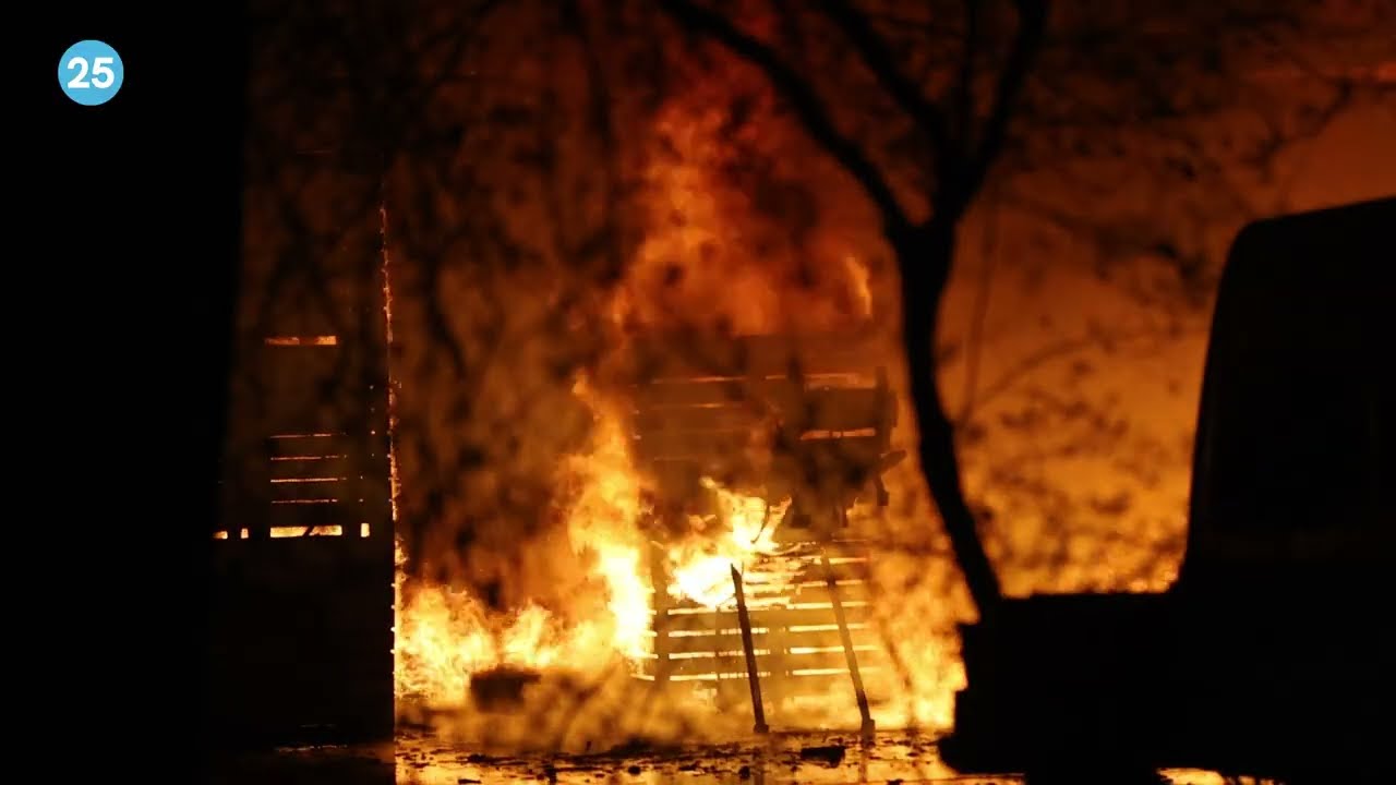 Rutten - Zeer grote brand verwoest schuren vol openhaardhout