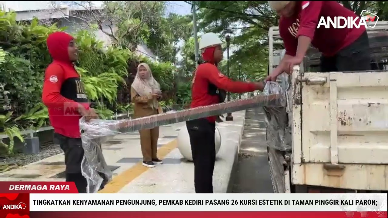 TINGKATKAN KENYAMANAN PENGUNJUNG, PEMKAB KEDIRI PASANG 26 KURSI ESTETIK DI TAMAN PINGGIR KALI PARON