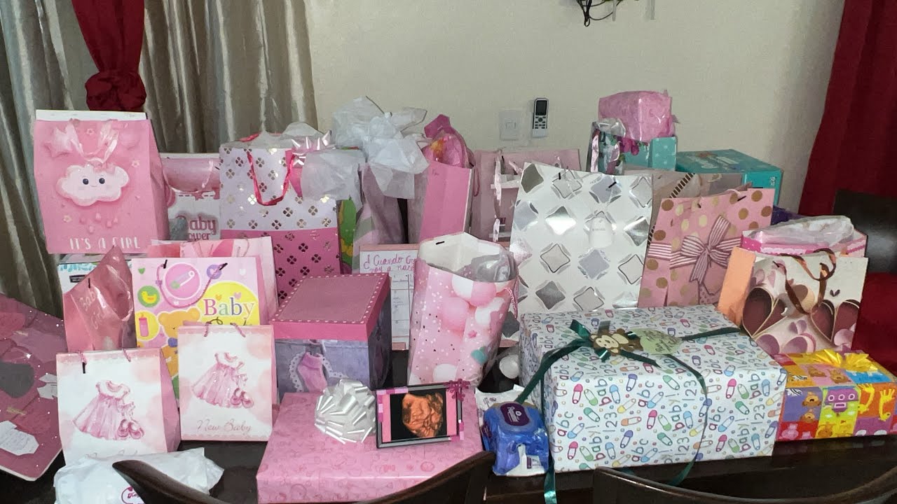 Destapando los regalitos del Baby shower 