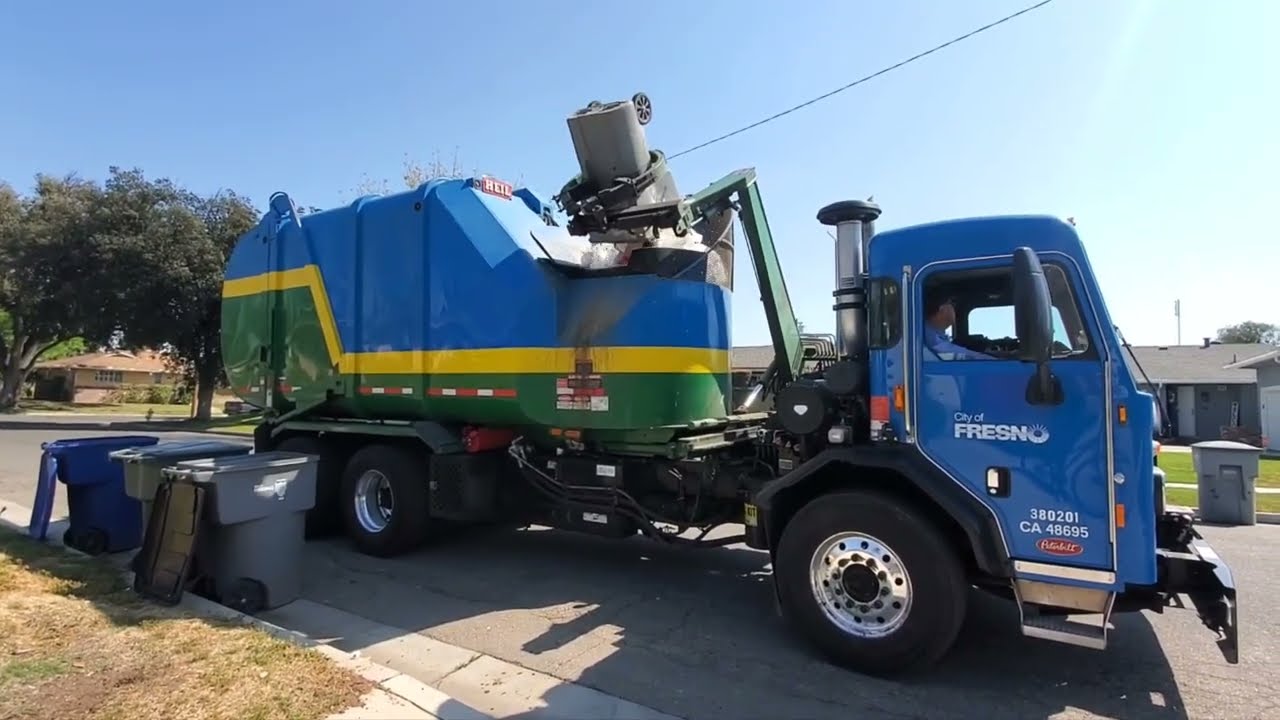 City of Fresno- Speedy Peterbilt 520 on Garbage!