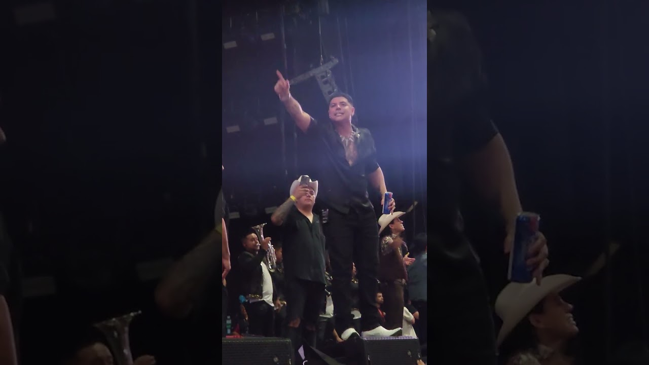 Grupo Firme canta al publico despues de que cancelan concierto en Milwaukee Wisconsin Estados Unidos