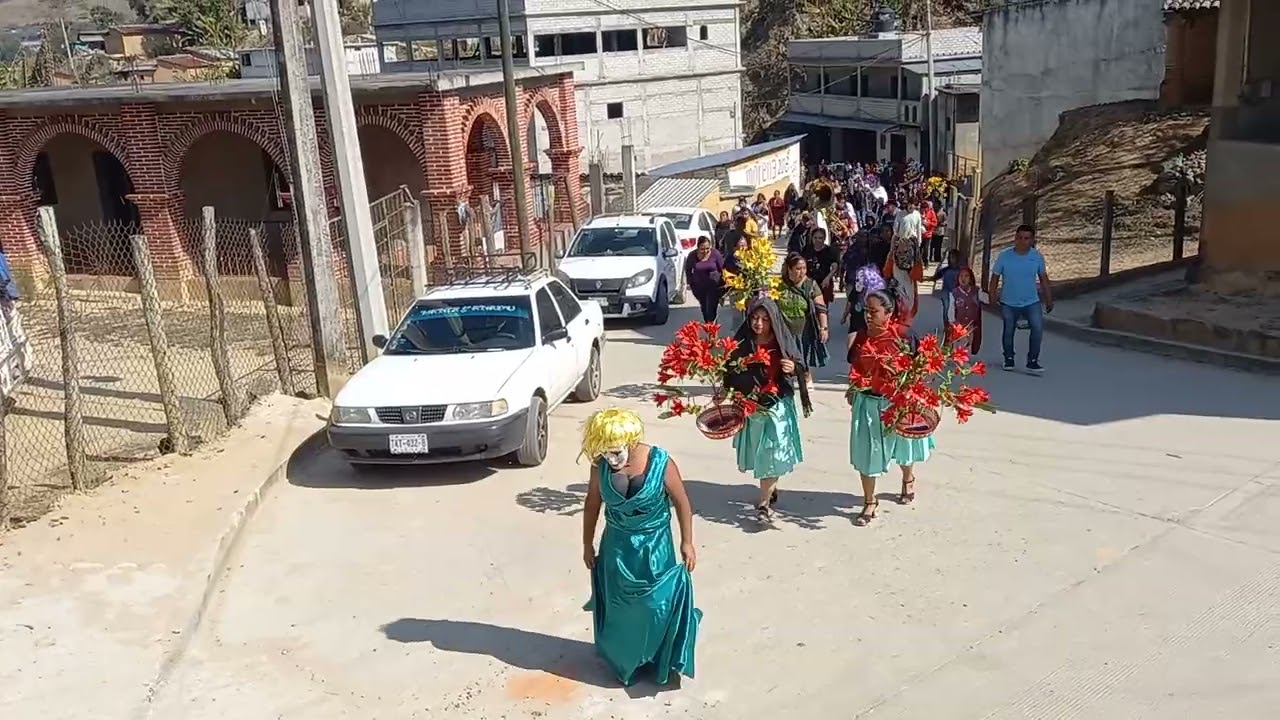 Malviejos llegando a casa de los mayordomos