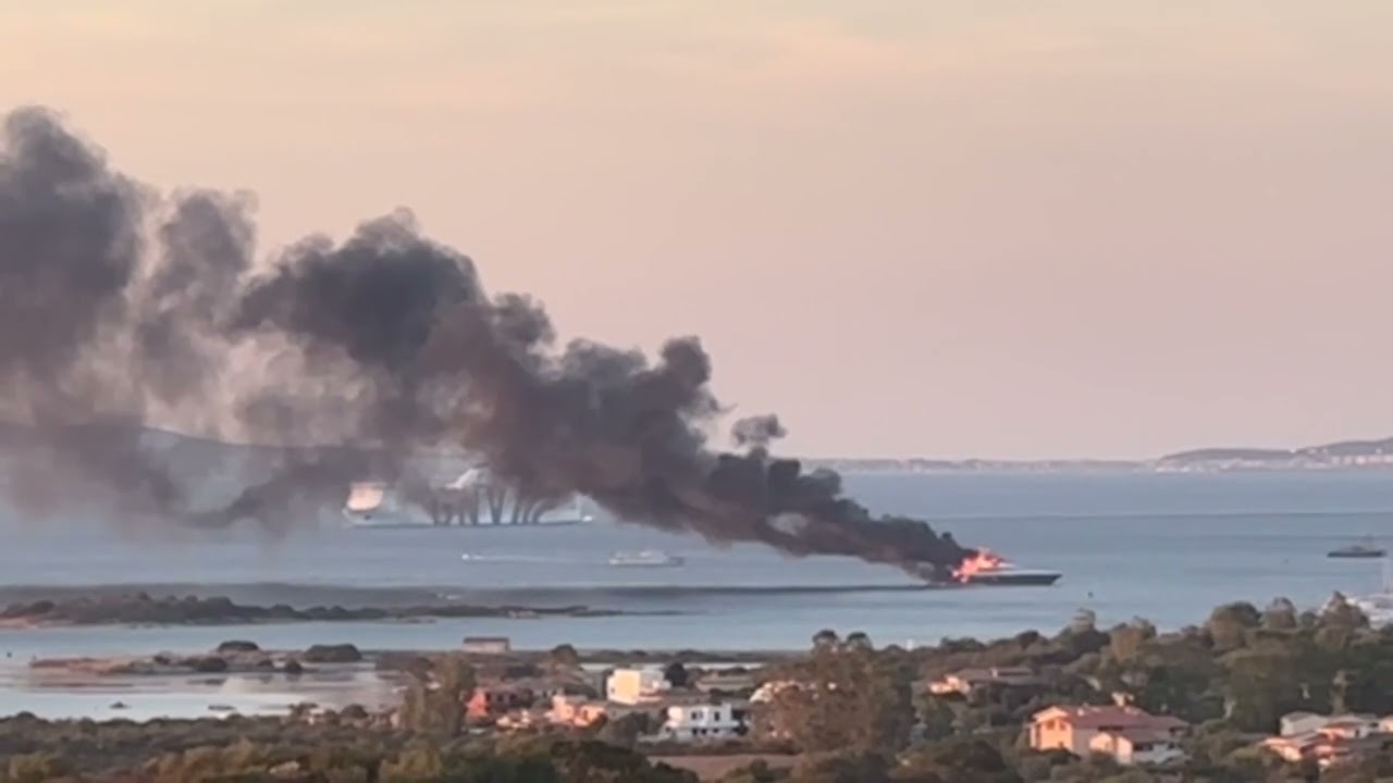 Olbia. Yacht in fiamme. In salvo l'equipaggio 10 08 24