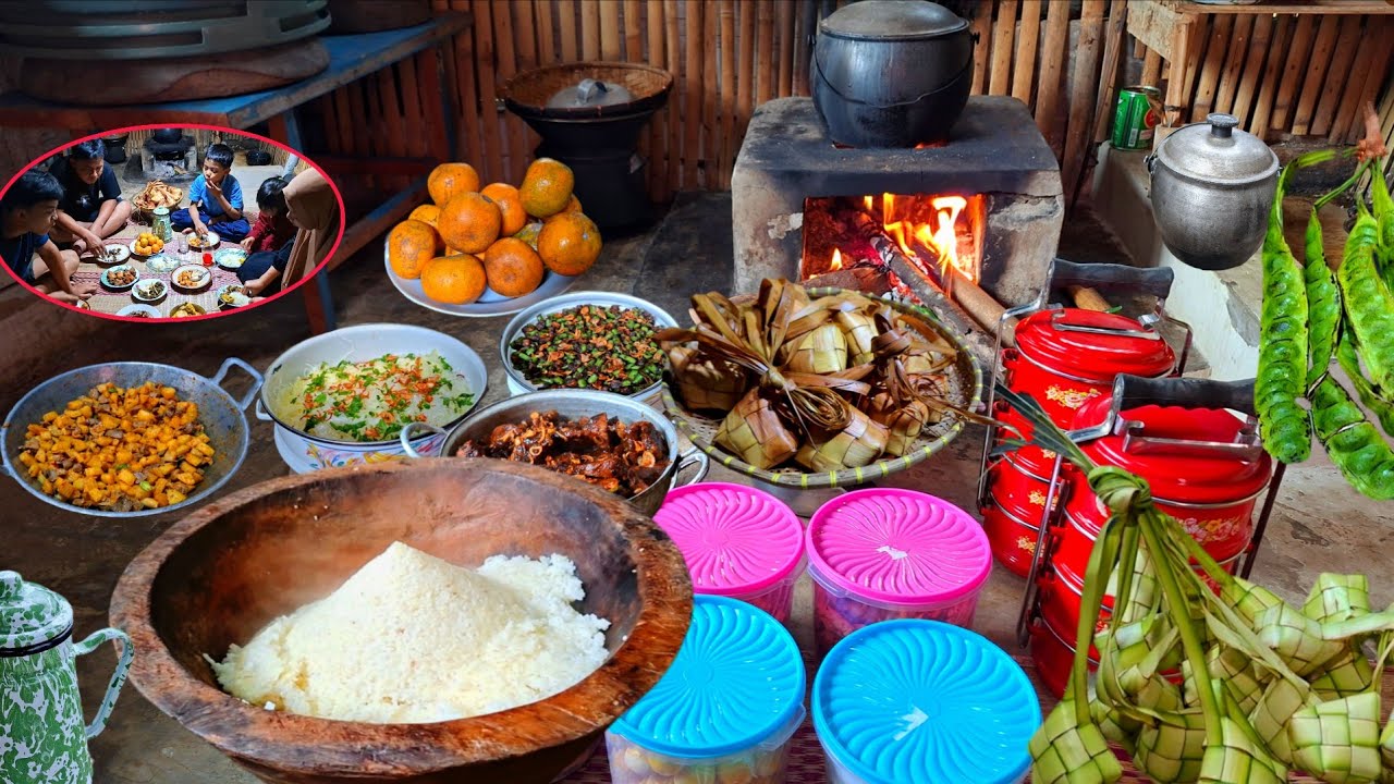 SIBUKNYA HIDUP DI DESA SATU HARI MENJELANG LEBARAN BIKIN KETUPAT DAN MEMASAK KHAS MENU LEBARAN 