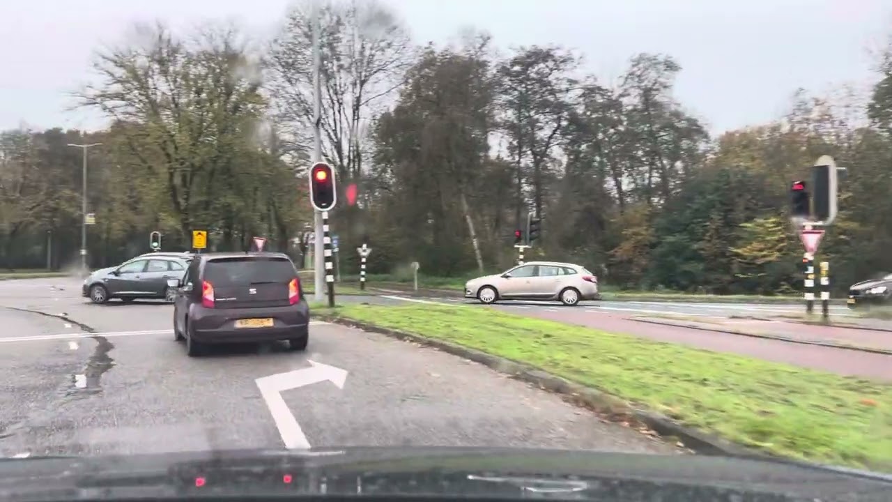 Rotonde driekwart links vanaf de Albert Schweitzerdreef richting het CBR