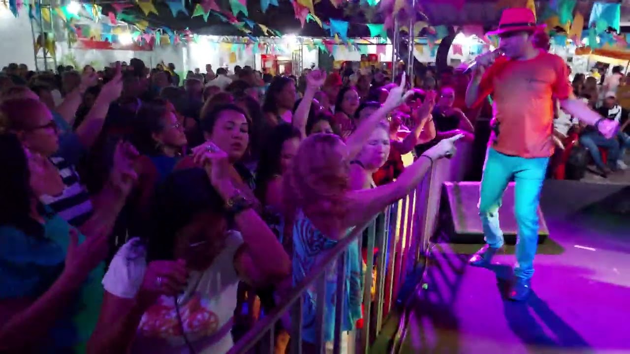 Valdez Forte coloca o povo para cantar com sua simplicidade