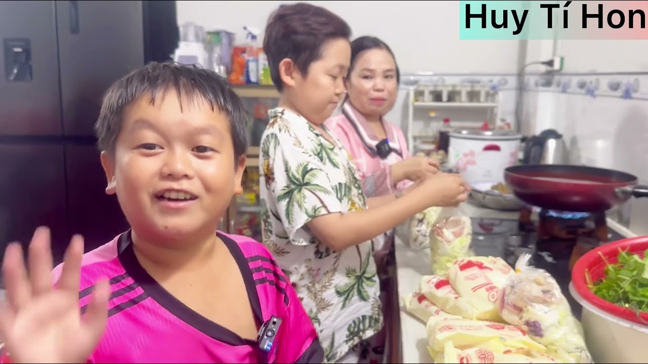 Cả nhóm nhộn nhịp bên món mỳ cay được Huy Tí Hon chiêu đãi