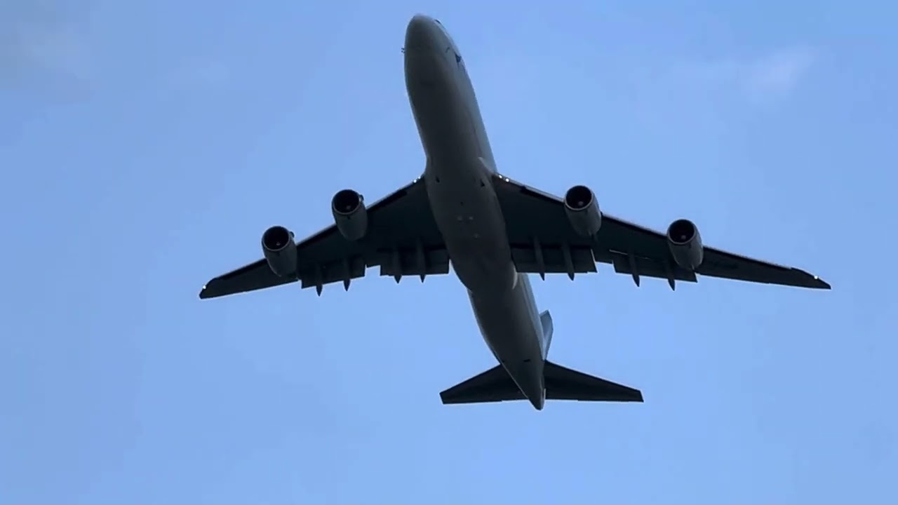 Cathay Cargo 747 ROARS Out of Heathrow #aviation #B747 #heathrow #cathaycargo #cargo #planespotting