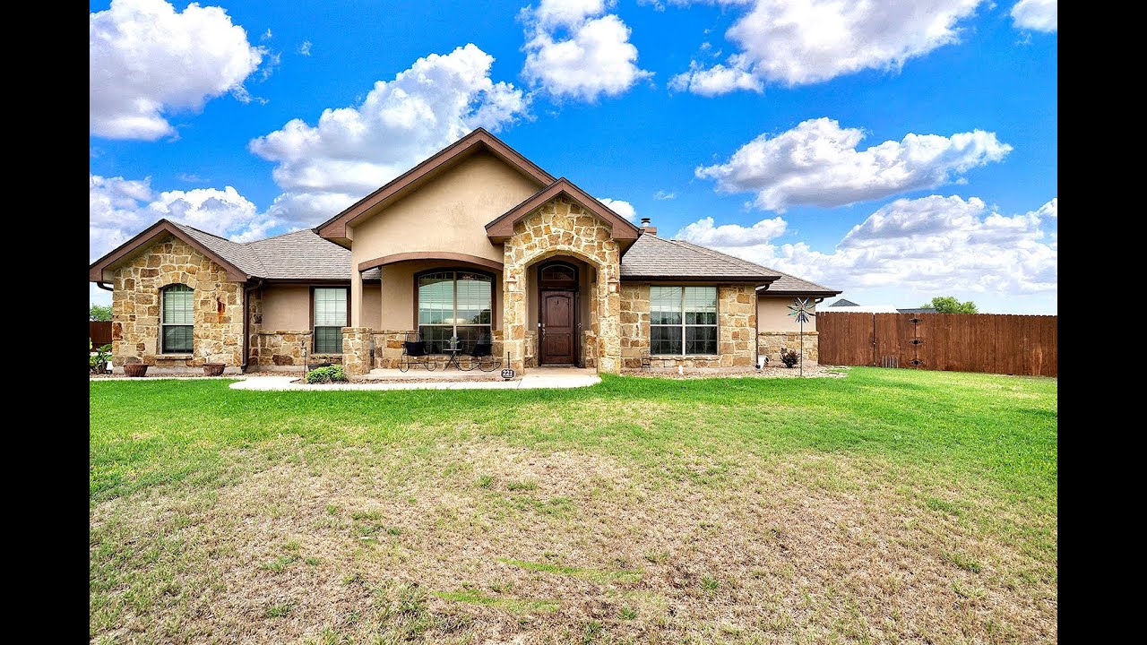 221 S  MONKHOUSE ST      POTH,  TX
