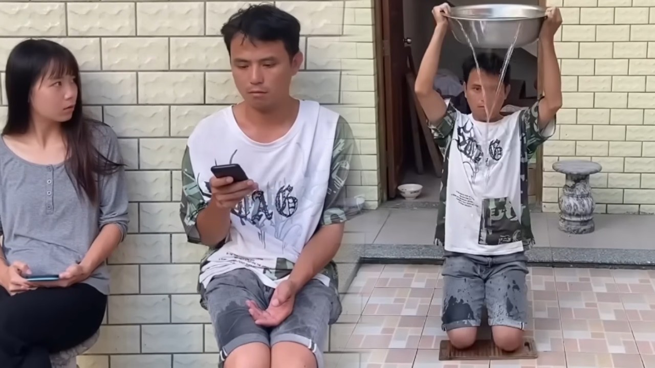 李飞在家干活还不老实，偷偷摸摸的邻居老太出门打麻将，谁料下一秒就被老婆抓住狠狠暴揍一顿！#funny #沙雕剧情 #沙雕村 #沙雕搞笑