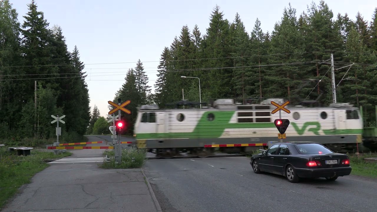 VR freight train T 4123 passed PARKATINTIE ITÄINEN level crossing @Iisalmi, Finland