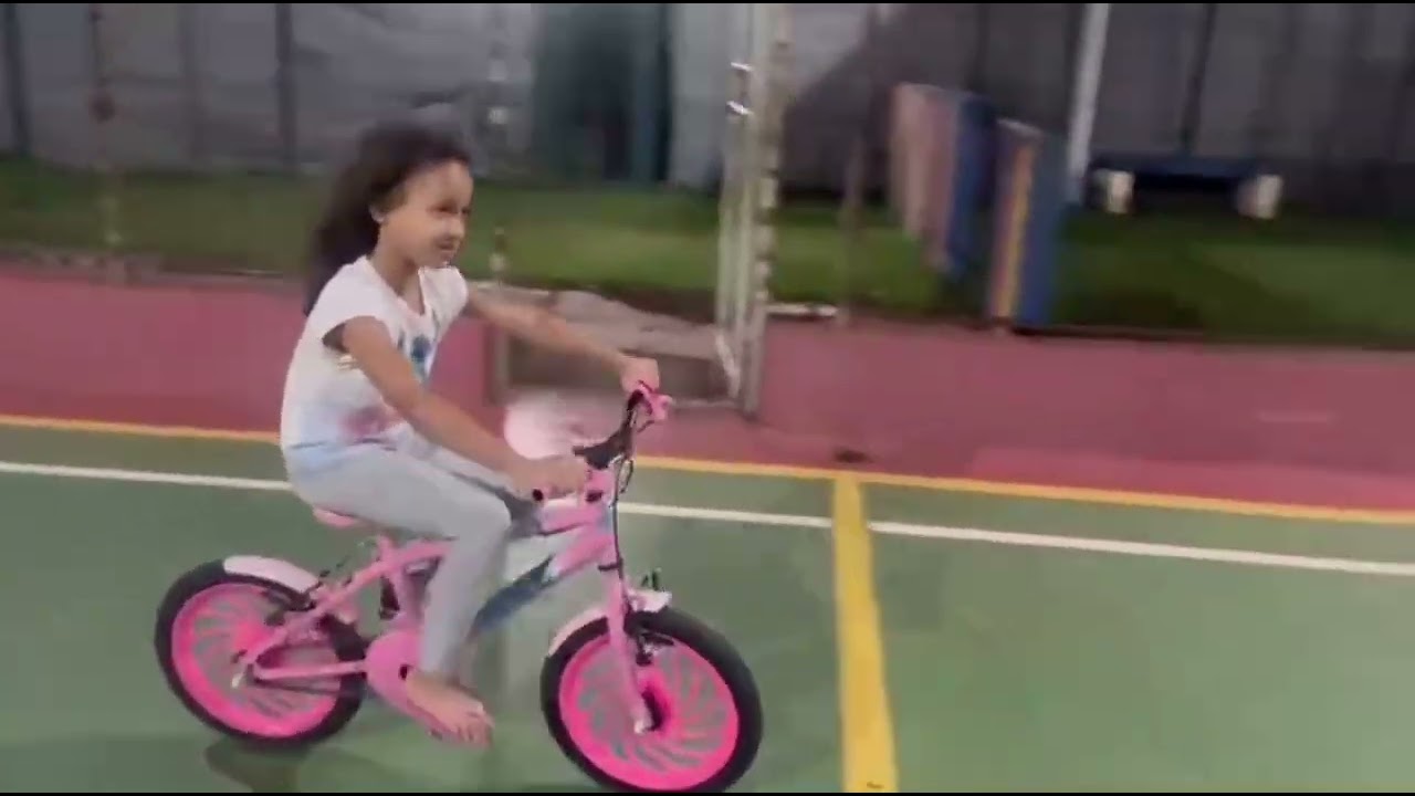 Andando de bicicleta e conhecendo o playground do condomínio com a Analú 