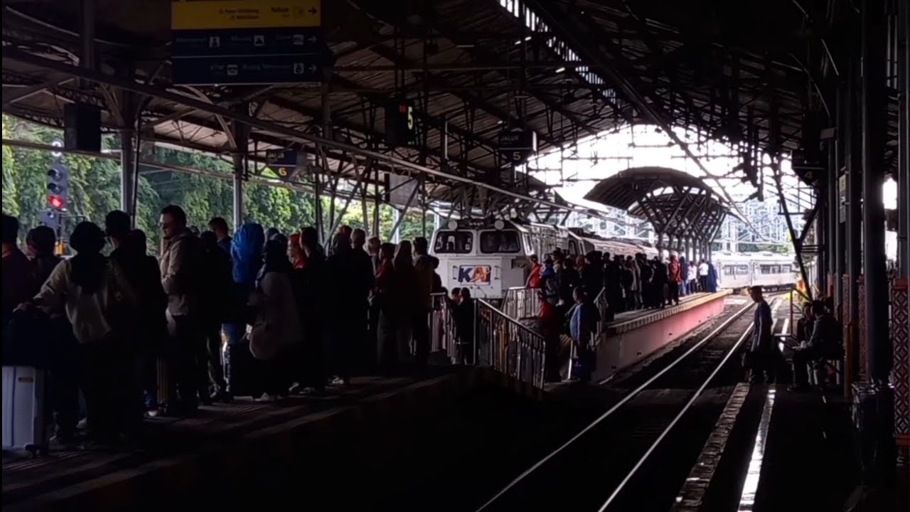 Kesibukan Dan Keramaian Penumpang Naik Turun Kereta Api Di Stasiun Tugu Yogyakarta
