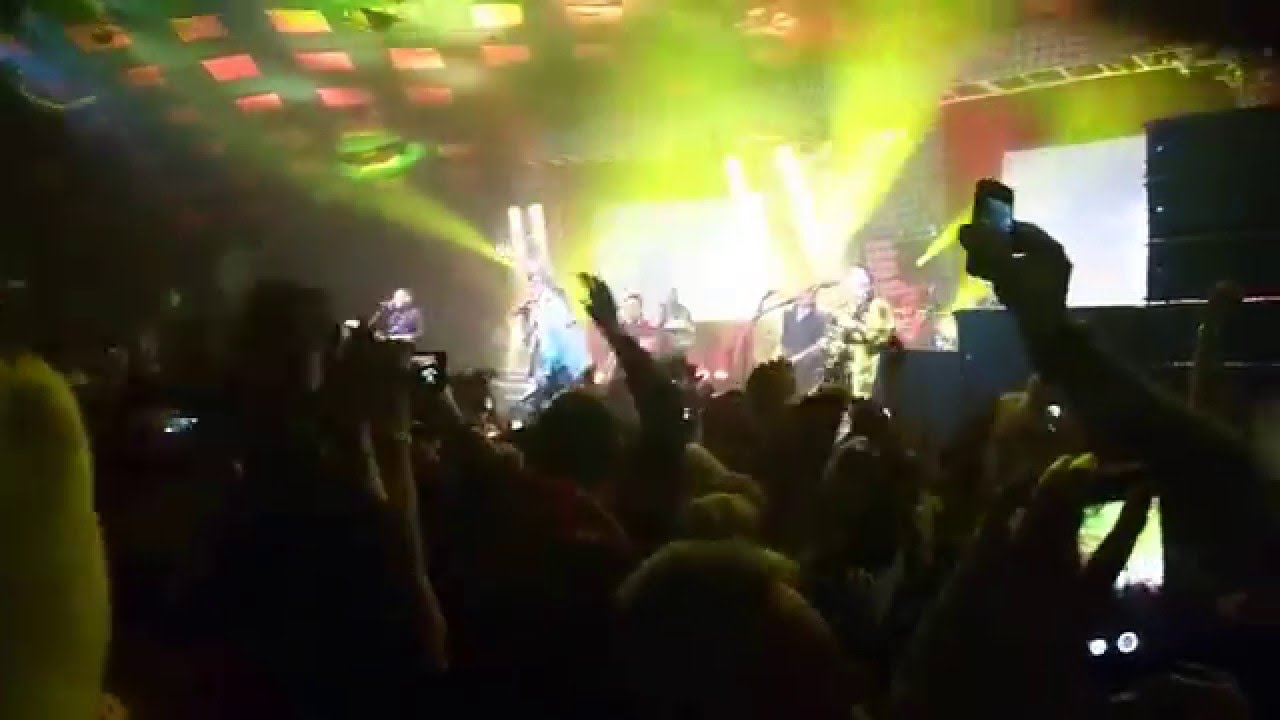 the crowd chanting for the rollers to come on stage   summerlove sensation    the bay city rollers c