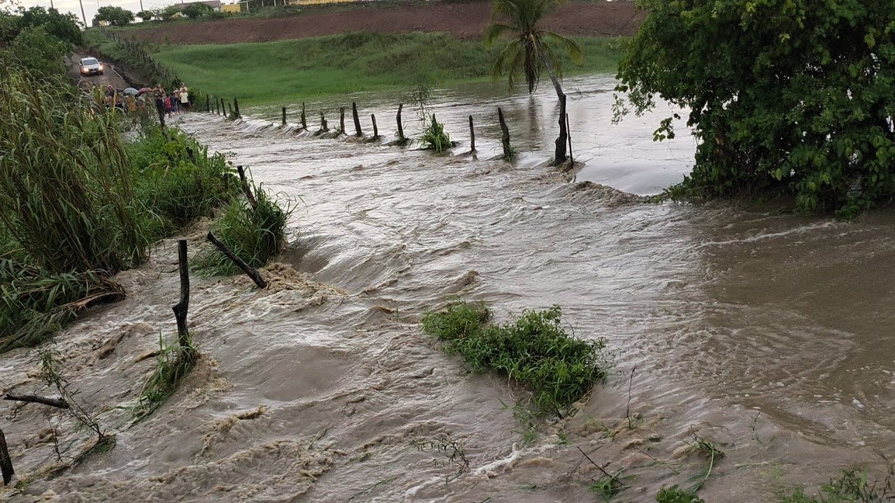 FORTE CHUVA NA REGÃO DE QUEIMADAS PB FAZ RIO CAPOEIRAS TRANSBORDAR