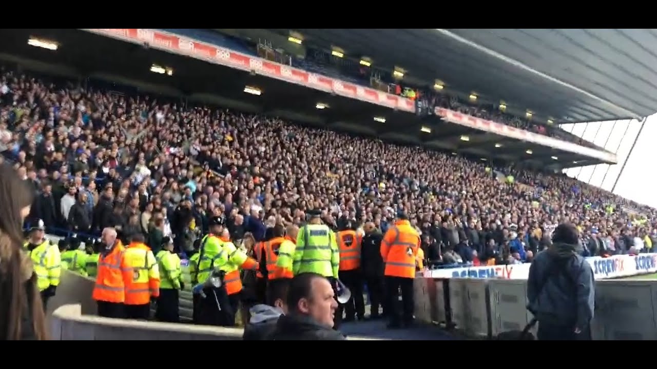 Loud Leeds United fans, various songs - w. subtitles in captions