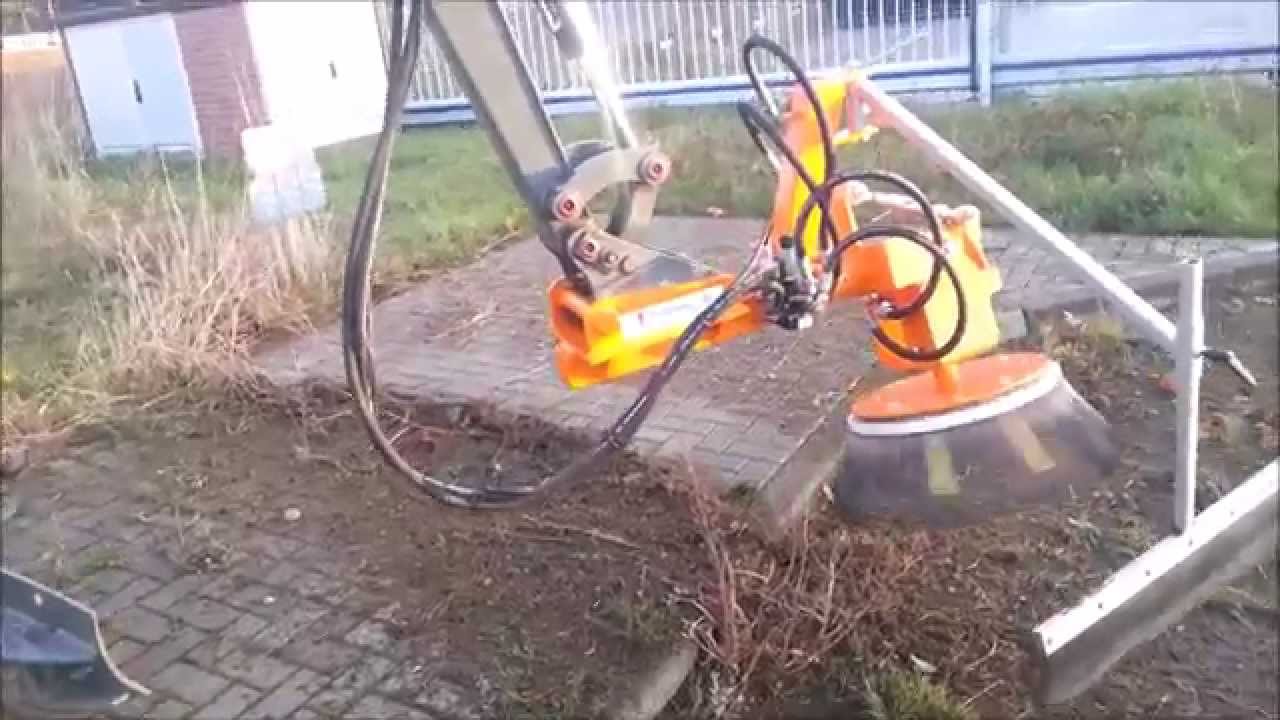 Michaelis Wildkrautbürste am Minibagger