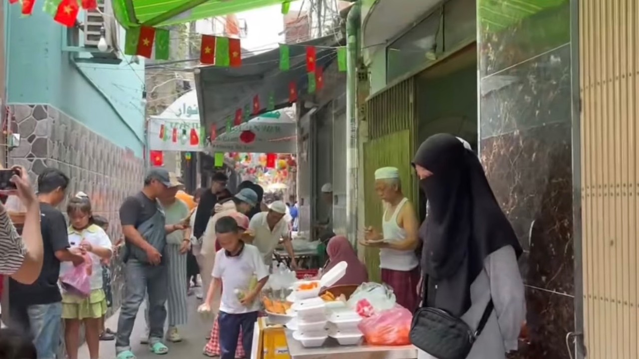 🇻🇳 Inside Saigon’s Hidden Muslim Food Market  Halal Street Food in District 8