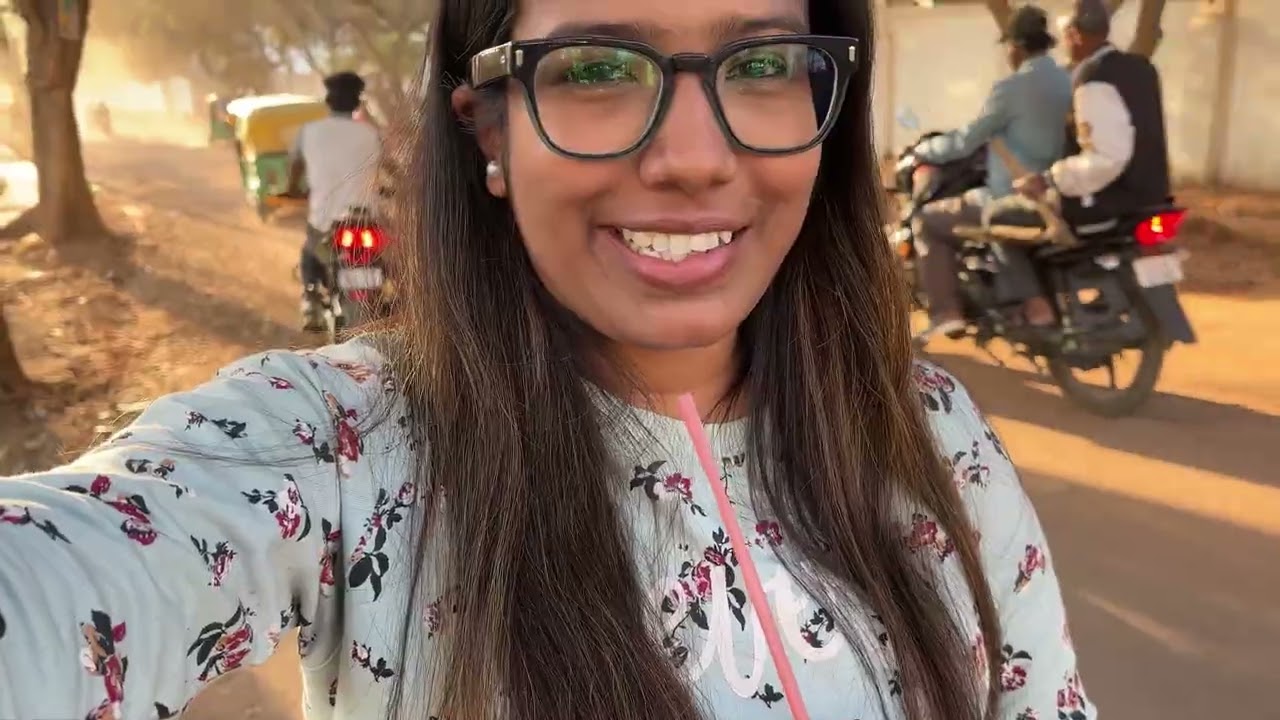 সরস্বতী পূজোর দিন আমরা বানিয়ে ফেললাম মটরশু৺টির  পরোটা আর তার সাথে আলুর দম😋 #banglavlog #familyvlog 