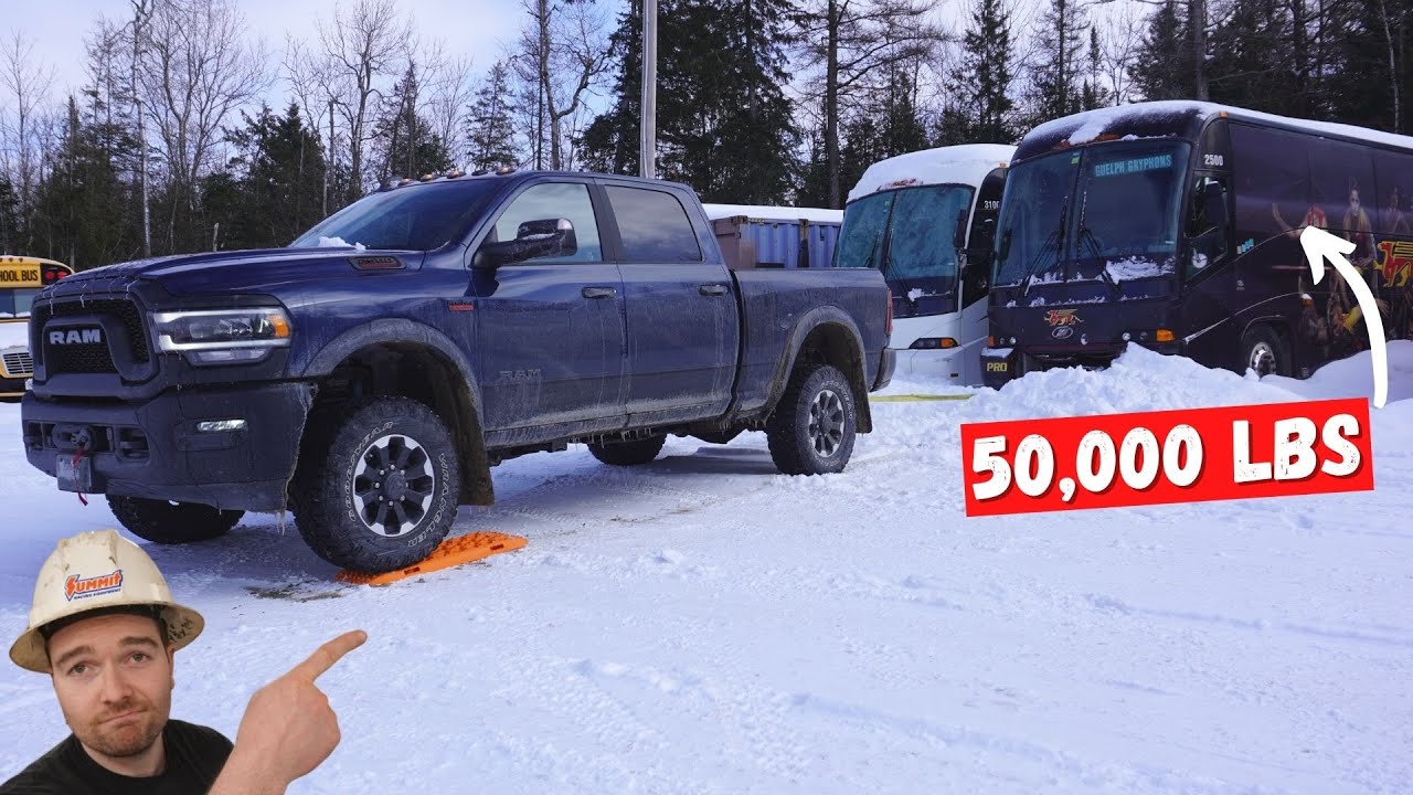 RAM 2500 Power Wagon вытаскивает автобус из снега | Объяснение системы блокировки полного привода