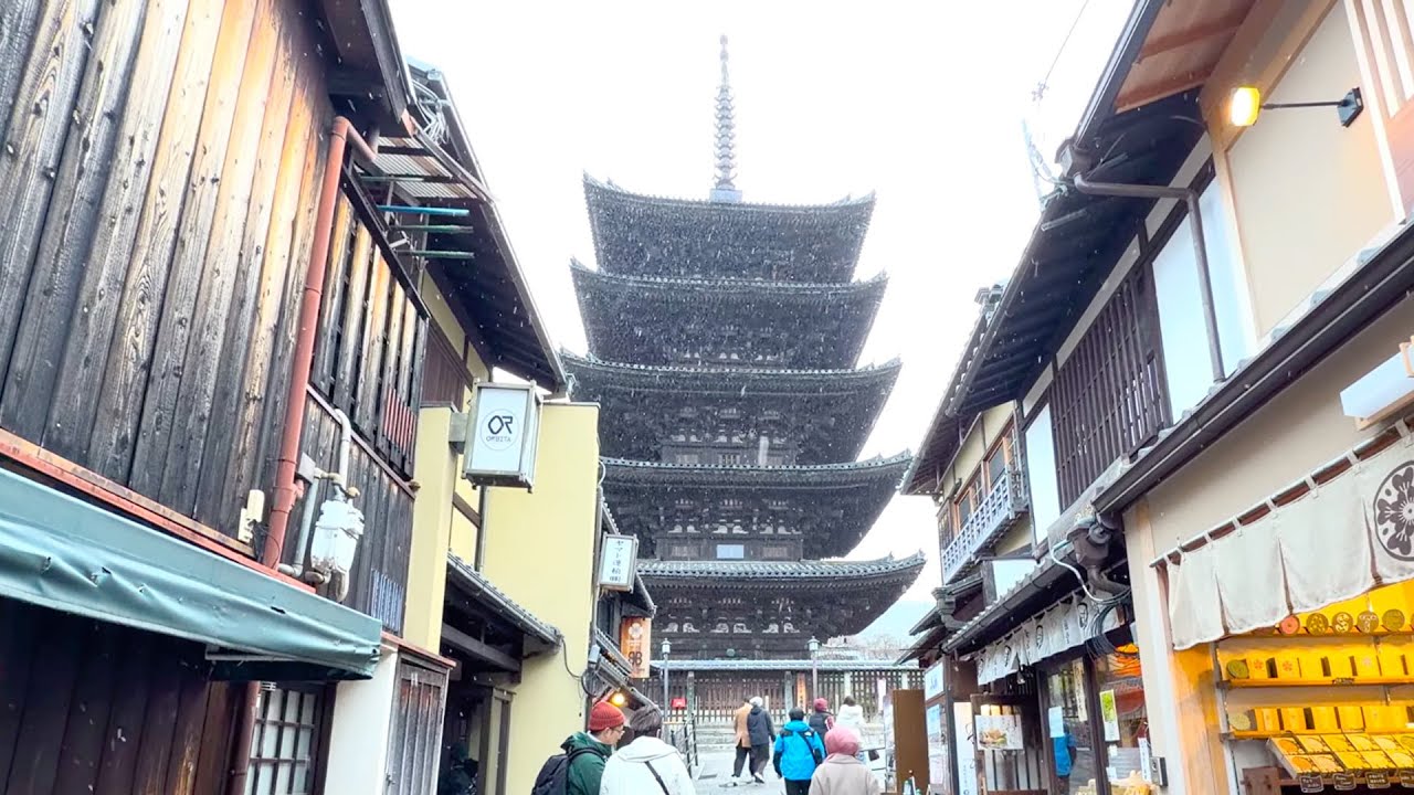 [4K-HDR]雪後の東山を見に外国人観光客が訪れる 雪が舞う中、清水寺から八坂神社まで歩く❄️  Tourists coming out after the snow in Higashiyama